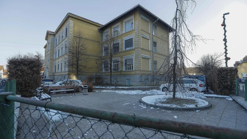 Fotografija: Stavba Infekcijske klinike je stara že več kot pol stoletja, izbruh epidemije pa je razkril vse njene pomanjkljivosti. FOTO: Jože Suhadolnik/Delo