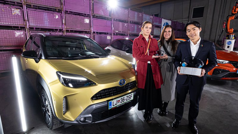 Fotografija: Toyota yaris cross je slovenski avto leta 2022. Ob njem predstavniki Toyote Adrie: Maša Meden, Danijela Stojanović in Kensuke Cučija. FOTO: Uroš Modlic
