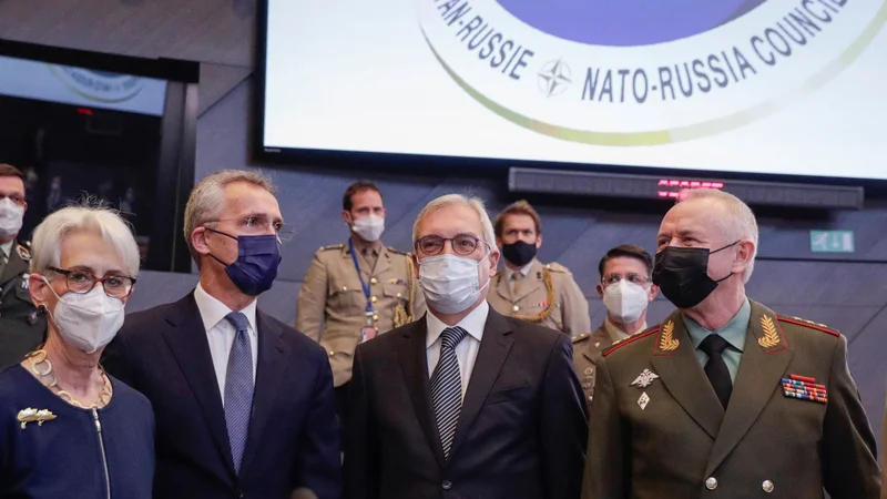 Fotografija: Namestnica ameriškega državnega sekretarja Wendy Sherman, generalni sekretar Nata Jens Stoltenberg, namestnik ruskega zunanjega ministra Aleksander Gruško in namestnik ruskega obrambnega ministra Aleksander Fomin na zasednju sveta Nato-Rusija v Bruslju. FOTO: Olivier Hoslet/Reuters