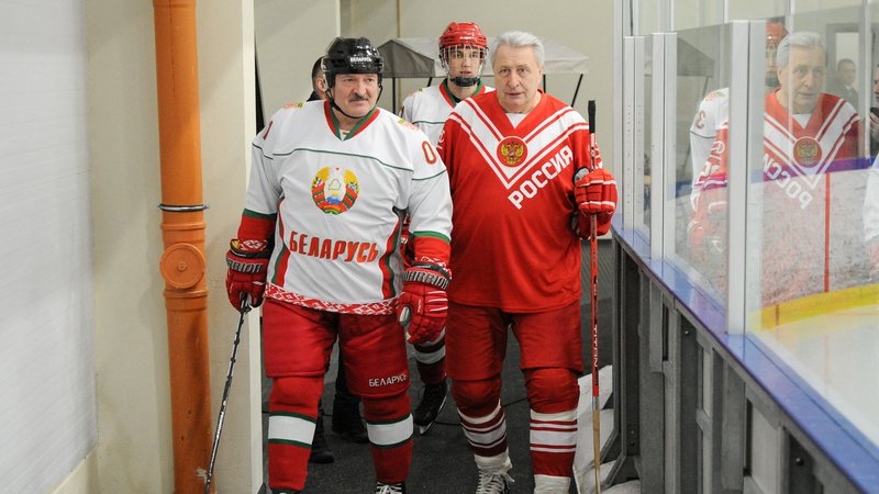 Fotografija: Aleksandr Lukašenko (levo) se ima sicer za velikega prijatelja športa. FOTO: Reuters
