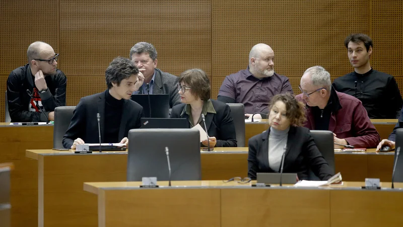 Fotografija: Gre za enajsti prestop poslancev v tem mandatu. FOTO: Blaž Samec/Delo