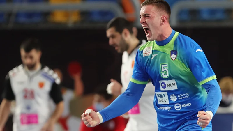 Fotografija: Slovenija je lani na SP v Egiptu premagala Severno Makedonijo, dveh golov se je veselil Nik Henigman. Foto Mohamed Abd El Ghany/Reuters