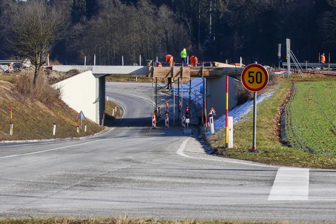 Cena vključuje tudi obnovo nadvoza pri zunajnivojskem križanju za Škofjo Loko. FOTO: Foto Črt Piksi
