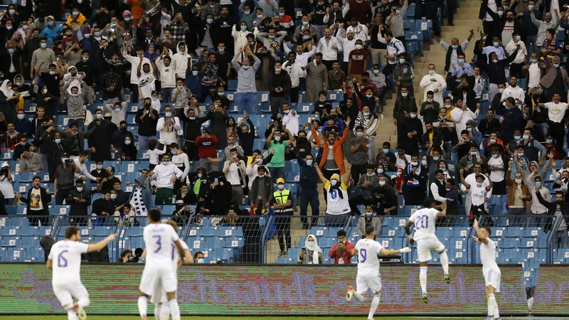 Fotografija: Nogometaši Reala so dobili derbi z Barcelono v Savdski Arabiji. FOTO: Ahmed Yosri/Reuters