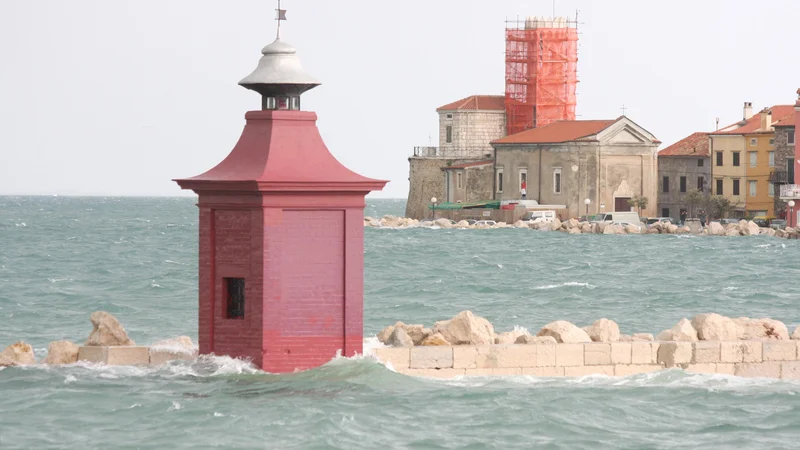 Fotografija: Morje poplavlja Piran že vsaj 100 let, vendar zadnja leta pogosteje. Foto Boris Šuligoj