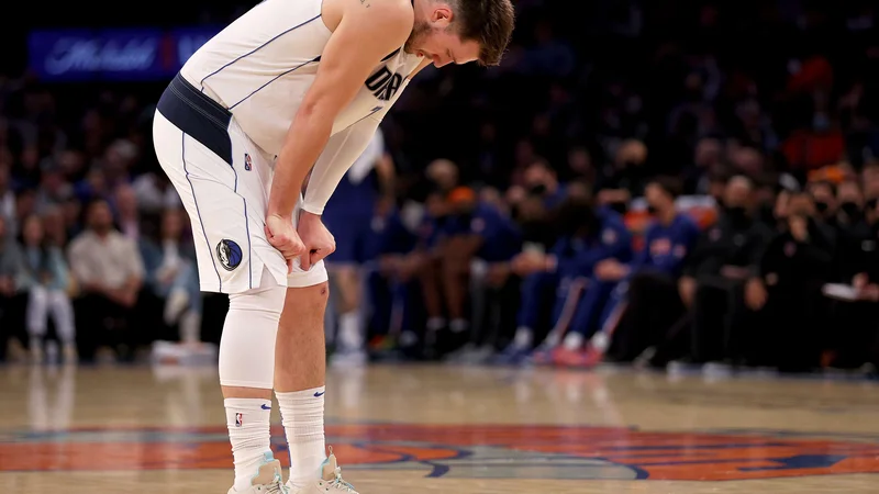 Fotografija: Ne le Luka Dončić, tudi drugi košarkarji Dallasa so sklonjenih glav zapustili sloviti Madison Garden, kjer so Teksašani končali niz šestih zmag. FOTO: Elsa/AFP