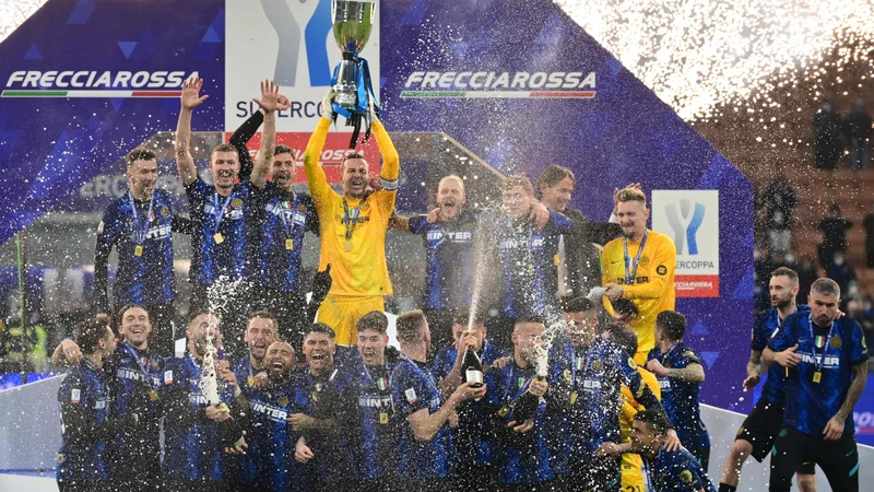 Fotografija: Slovenski zvezdnik v Interjevih vratih Samir Handanović je dvignil še en pokal za zmagovalce. Po lanskem naslovu državnega prvaka je Inter sinočiosvojil še superpokal po razburljivi in dramatični zmagi v 120. minuti proti Juventusu. FOTO: Miguel Medina/AFP