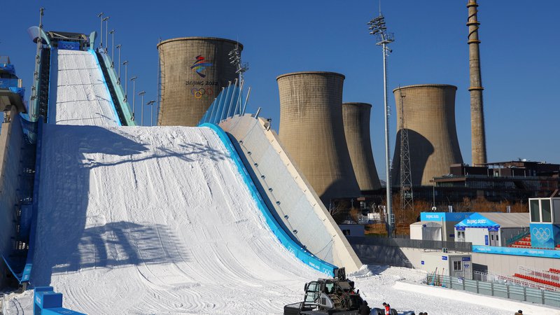 Fotografija: Zimske olimpijske igre v Pekingu bodo v marsičem posebne tudi zaradi prizorišč tekmovanj, kakršno bo v prostem smučanju in deskanju na snegu. FOTO: Pawel Kopczynski/Reuters
