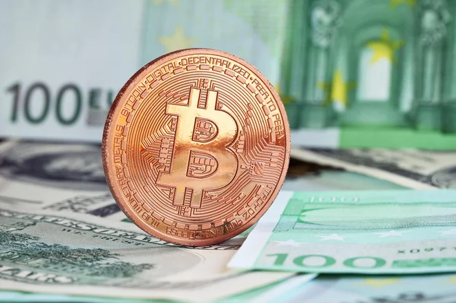 Plačevanje z bitcoinom je nadvse preprosto: izvaja se v aplikaciji, ki služi kot denarnica in sicer kar prek računalnika, tablice ali pametnega telefona.  FOTO: Depositphotos
