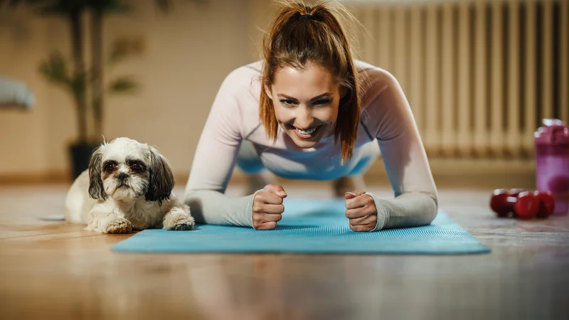 Fotografija: Telesu, predvsem trupu, pustimo, da pasivno visi, ker nismo aktivirali mišic. FOTO: Shutterstock
