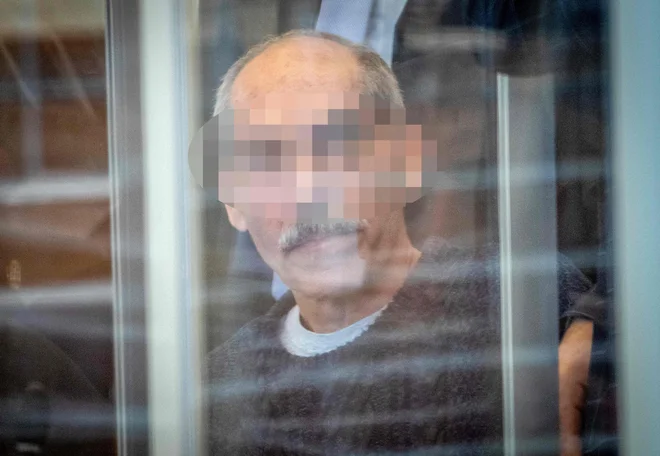 Nekdanji uslužbenec sirske obveščevalne službe Anwar Raslan, ki so ga danes obsodili na dosmrtni zapor.&nbsp; FOTO: Thomas Lohnes/AFP
