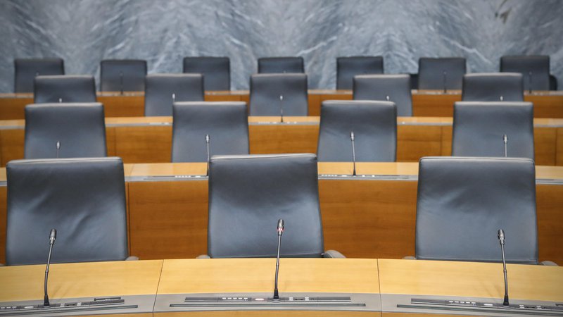 Fotografija: Večina stolov je na oktobrski izredni seji, ki jo je zahtevala opozicija, samevalo. Zato bo 60 poslancev ob dnevni zaslužek. FOTO: Uroš Hočevar/Delo
