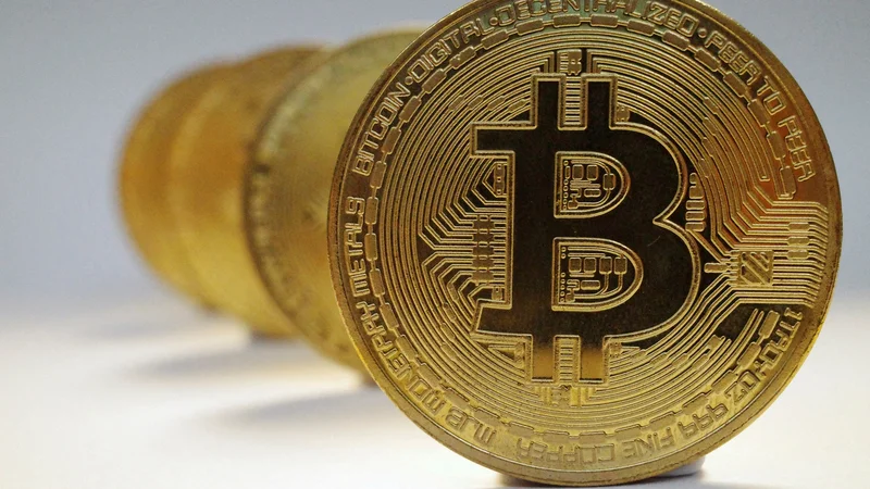 Fotografija: Bitcoin je kripto valuta z daleč največjo tržno vrednostjo, v zadnjem času pa množično izdajajo nove valute in nove NFT žetone. FOTO: Edgar Su/Reuters