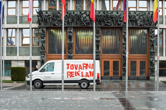 Največ politične propagande vladne stranke širijo na socialnih omrežjih. FOTO:&nbsp;Črt Piksi/Delo
