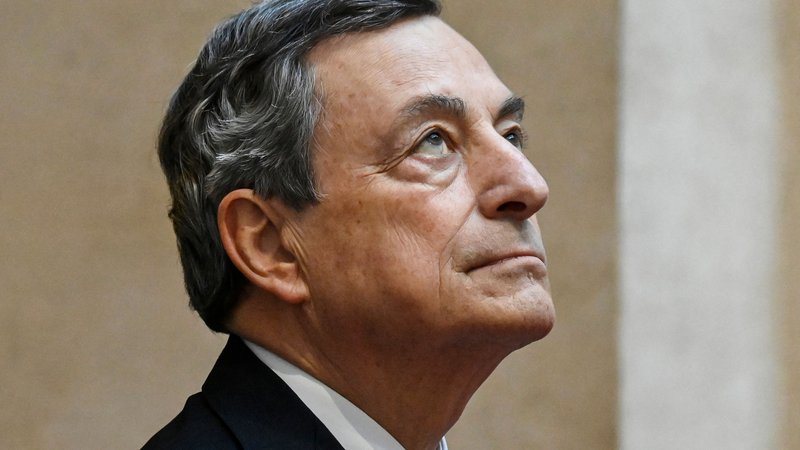 Fotografija: Bo Mario Draghi postal predsednik republike ali bo ostal premier? Italijani bi ga najraje imeli na obeh mestih hkrati. FOTO: Alberto Pizzoli/AFP
