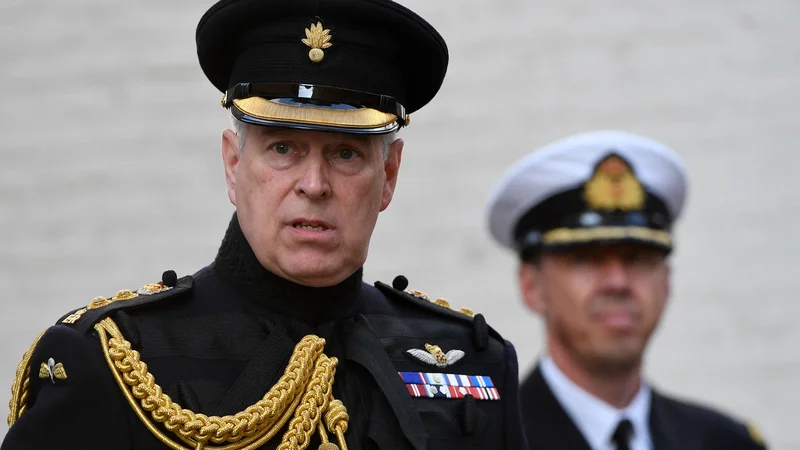 Fotografija: Princ Andrew se bo po odvzemu naslovov branil kot civilni zasebnik, so objavili v Buckinghamski palači. FOTO: John Thys/AFP