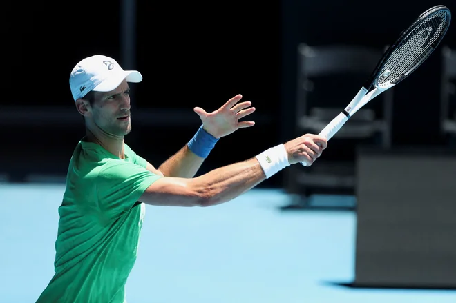 Novak Đoković bi se moral v ponedeljek v prvem kolu OP Avstralije pomeriti z rojakom Miomirjem Kecmanovićem. FOTO: Asanka Brendon Ratnayake/Reuters