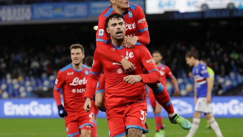 Fotografija: Andrea Petagna proslavlja po zadetku na štadionu Diega Armanda Maradone z Giovannijem Di Lorenzom. FOTO: Ciro De Luca/Reuters