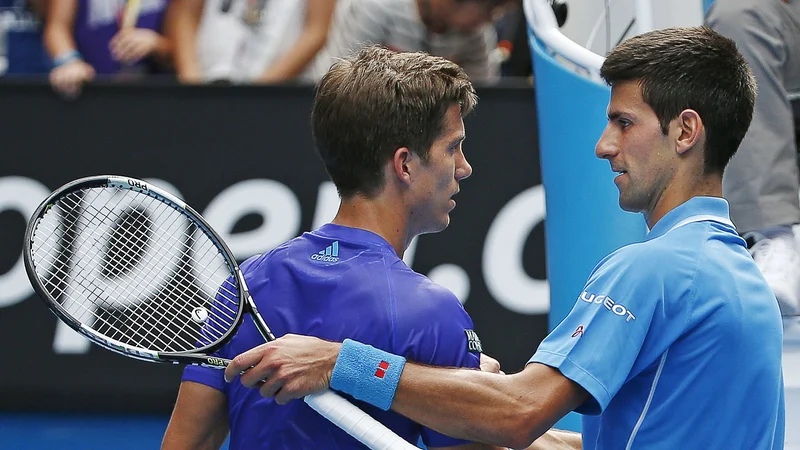 Fotografija: Aljaž Bedene, levo, upa, da bo Novak Đoković, desno, v Melbournu lahko igral. FOTO: Athit Perawongmetha/Reuters
