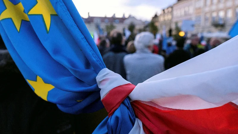 Fotografija: Zaradi delovanja nacional-konservativne vlade v Varšavi postajajo odnosi med Poljsko in Brusljem vse bolj zapleteni. Poljska, največja neto prejemnica denarja iz bruseljskih blagajn, utegne ostati brez dela evropskih sredstev.  FOTO: Patryk Ogorzalek/Reuters
