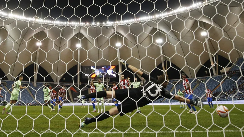 Fotografija: Na štadionu kralja Fahda v Riadu je bil Oblak nemočen ob strelih Yeraya Alvareza in Nica Williamsa. FOTO: Albert Gea/Reuters