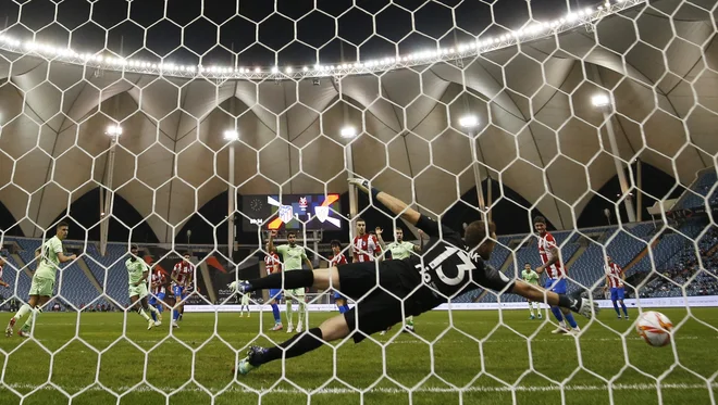Na štadionu kralja Fahda v Riadu je bil Oblak nemočen ob strelih Yeraya Alvareza in Nica Williamsa. FOTO: Albert Gea/Reuters
