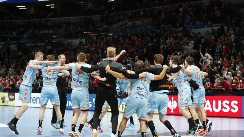 Fotografija: Madžari so prvenstvo začeli kot v nočni mori. FOTO: Bernadett Szabo/Reuters