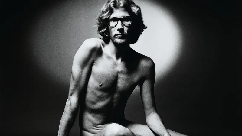 Fotografija: Yves Saint Laurent slovi kot prvi modni oblikovalec, ki je vzpostavil dialog s sodobnimi umetniki in umetnostjo minulih stoletij. FOTO: Jeanloup Sieff, 1971 © Estate of Jeanloup Sieff/Centre Pompidou, MNAM-CCI