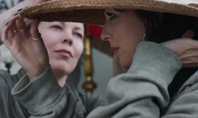 Dve materi: Olivia Colman kot Leda in Dakota Johnson kot Nina&nbsp;FOTO: &copy; Yannis Drakoulidis/Netflix
