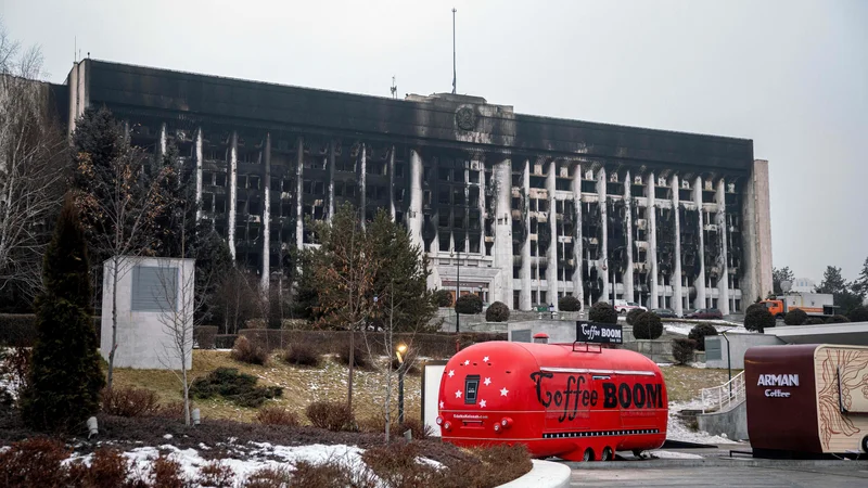 Fotografija: Med uporom proti diktaturi v Kazahstanu so požgali tudi mestno hišo v največjem mestu v državi Almatiju. FOTO: Aleksandr Bogdanov/AFP