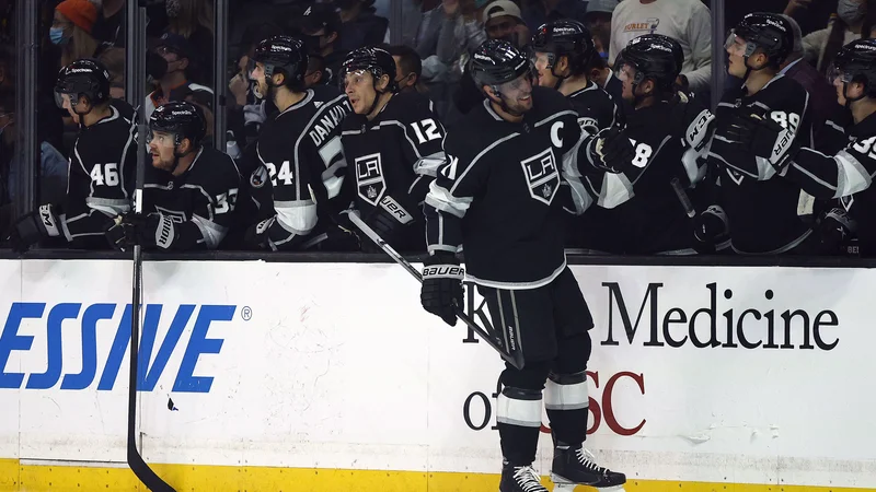 Fotografija: Z eno od najboljših predstav v sezoni je Anže Kopitar popeljal LA KIngs do tretjer zaporedne zmage. FOTO: Ronald Martinez/AFP
