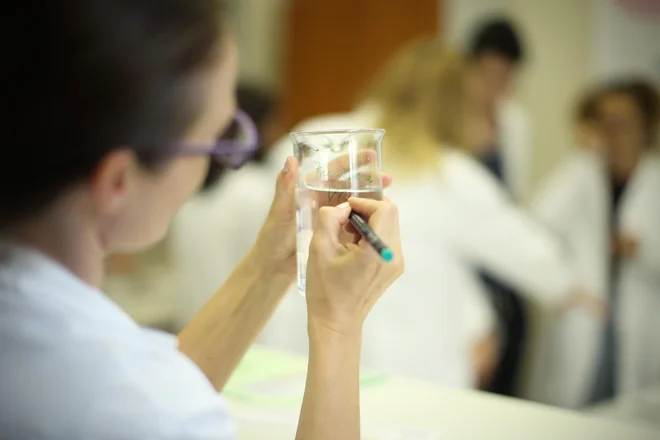 V nacionalnem laboratoriju za zdravje, okolje in hrano so leta 2019, torej pred epidemijo imeli 26 milijonov evrov prihodkov iz javnega sektorja, leta 2020 38 milijonov, lani pa že 67,3 milijona. FOTO: Jure Eržen/Delo
