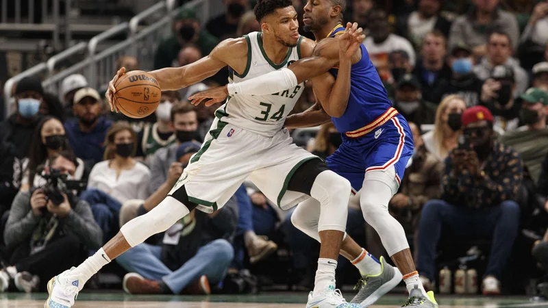 Fotografija: Najboljši košarkar lanske končnice v NBA Giannis Antetokounmpo je gostom iz San Francisca pokazal, zakaj je Milwaukke osvojil naslov prvaka. FOTO: Jeff Hanisch/Usa Today Sports