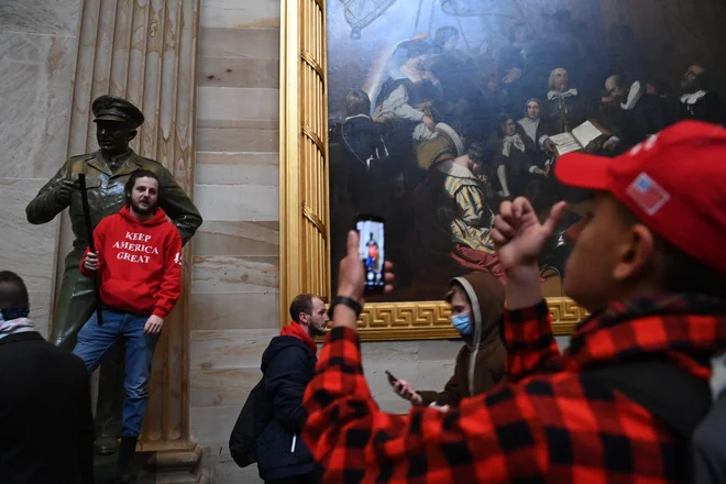 Trumpovi privrženci so 6. januarja sicer napadli kongres, da bi preprečili uradno potrditev zmage demokrata Joeja Bidna na predsedniških volitvah novembra 2020. FOTO: Saul Loeb/AFP
