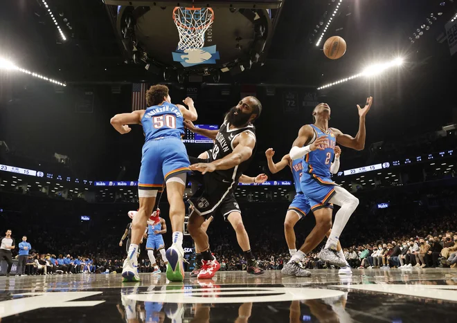 James Harden jbrez pomoči Kevina Duranta ni mogel preprečiti Brooklynovega poraza. FOTO: Al Bello/AFP
