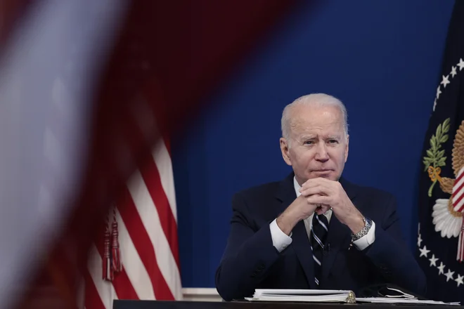 Demokratski predsednik Biden poziva zvezne države in podjetja, naj ukažejo cepljenje.  FOTO: Anna Moneymaker/AFP
