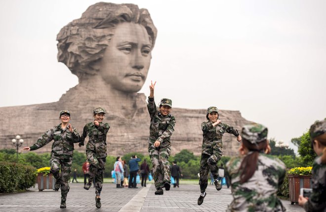 V rojstnem mestu Maa Zedonga so postavili 32 metrsk kip mladega voditelja. FOTO: Johannes Eisele/AFP
