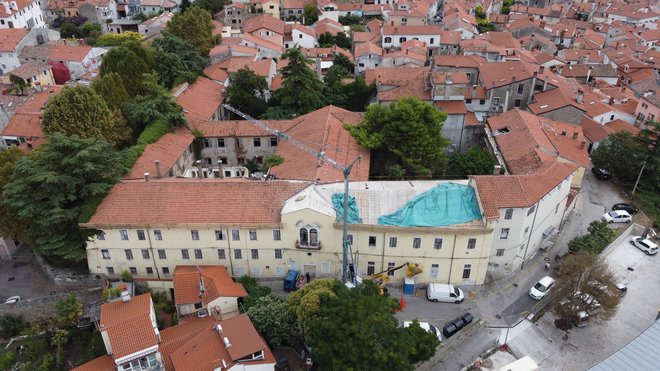 Samostanska streha, ki so jo prenavljali, je ena večjih tudi v slovenskem merilu. FOTO: Univerza na Primorskem
