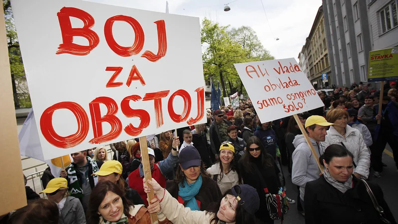 Fotografija: Reprezentativni »učiteljski« sindikat SVIZ in nereprezentativni sindikat za prezrto J skupino, kamor so stlačili vsa ostala delovna mesta za odstrel: ne prvi in ne drugi nista dosegla glede opredelitve delovnega mesta tajnic ničesar! Foto Jože Suhadolnik/Delo
