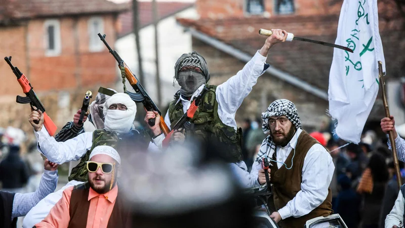 Fotografija: Našemljeni veseljaki na pustnem sprevodu v makedonski vasi Vevčani. Vevčanski pust je star 1.400 let in poteka vsako leto na predvečer praznika svetega Vasilija (14. januarja) , ki označuje tudi začetek novega leta po julijanskem koledarju, ki ga časti makedonska pravoslavna cerkev. Foto: Robert Atanasovski/Afp