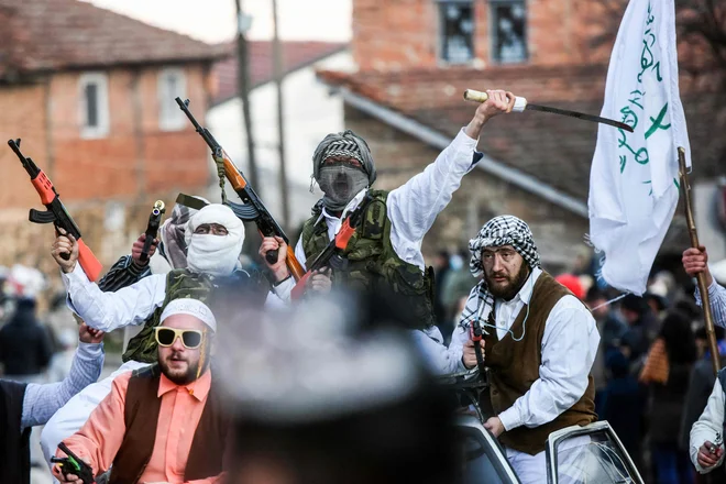 Našemljeni veseljaki na pustnem sprevodu v makedonski vasi Vevčani. Vevčanski pust je star 1.400 let in poteka vsako leto na predvečer praznika svetega Vasilija (14. januarja) , ki označuje tudi začetek novega leta po julijanskem koledarju, ki ga časti makedonska pravoslavna cerkev. Foto: Robert Atanasovski/Afp
