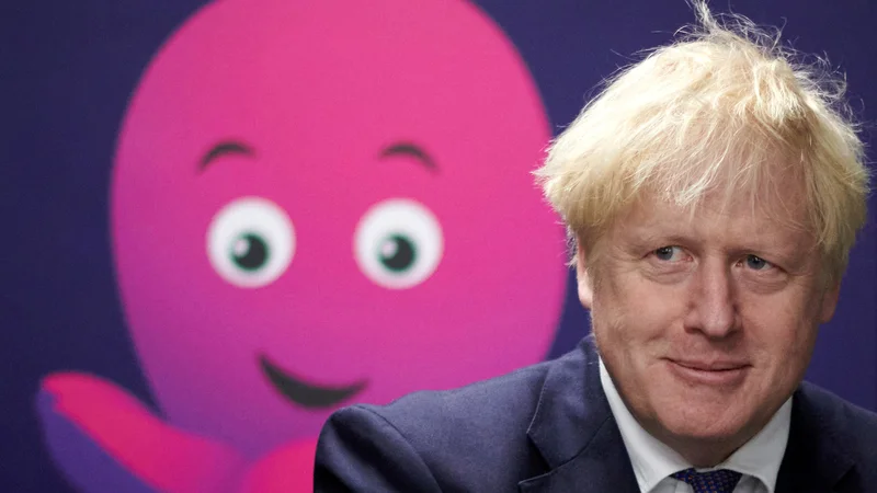 Fotografija: Po spletu je že obkrožil video posnetek plesa premierja Johnsona na božični zabavi v londonski mestni hiši. FOTO: Reuters