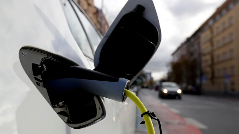 Fotografija: Večja poraba električne energije ne pomeni le, da morajo distributerji povečati kapacitete. FOTO: David W Cerny/Reuters