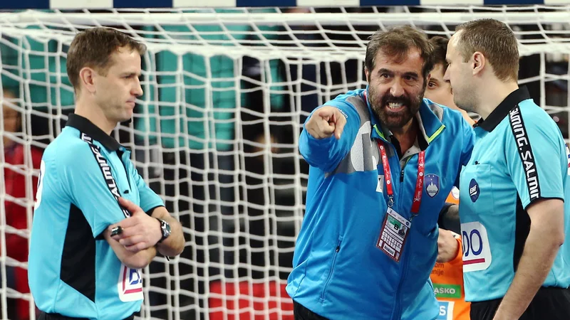 Fotografija: Veselin Vujović (v sredini) ni mogel dopovedati sodnikoma, da sta oškodovala slovensko reprezentanco. FOTO: Antonio Bronić/Reuters