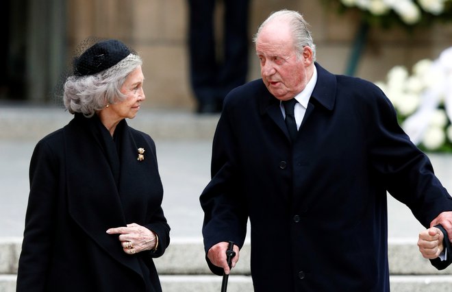 Zaslužni kralj Juan Carlos I. je sredi leta 2020, ko so postala razkritja njegovih finančnih malverzacij preveliko breme za monarhično institucijo, sam zapustil domovino. FOTO: François Lenoir/Reuters
