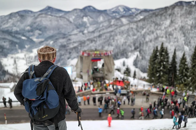 Ker so Dražgoše ostale kraj, kjer sta se postkomunistična elita in »njeno ljudstvo« srečala v skupnem ritualu, je bil njihov politični kapital prevelik, da bi ostal neizkoriščen. FOTO: Blaž Samec/Delo