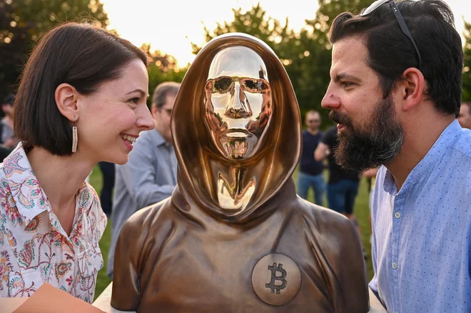 Kiparja Reka Gergely in Tamas Gilly ob kipu&nbsp;izumitelja bitcoina Satoshija Nakamote. FOTO:&nbsp;Attila KisbenedekyAFP
