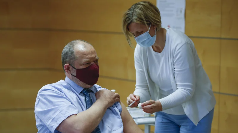 Fotografija: Sestanek Zdravka Počivalška z Alojzom Kovšco, podpredsednikom Konkretno, ki je zbolel za covidom-19, ni preprečil koalicijskega vrha. FOTO: Jože Suhadolnik/Delo