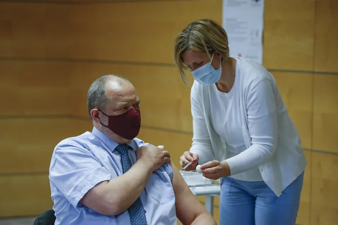 Sestanek Zdravka Počivalška z Alojzom Kovšco, podpredsednikom Konkretno, ki je zbolel za covidom-19, ni preprečil&nbsp;koalicijskega vrha. FOTO: Jože Suhadolnik/Delo
