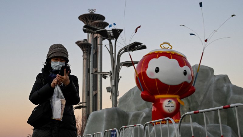 Fotografija: Ali tudi maskota olimpijskih iger gleda čez ramo obiskovalki Pekinga? FOTO: Jade Gao/AFP
